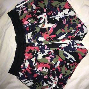 lululemon hotty hot shorts 2.5”